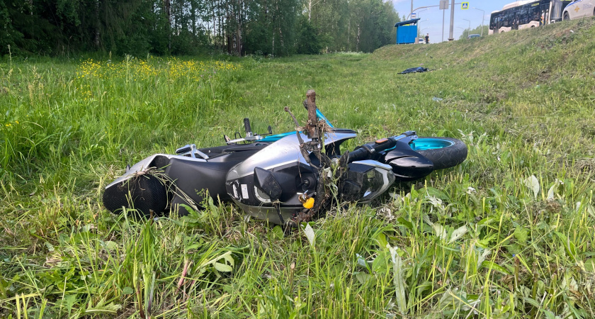 На трассе под Кировом мотоциклист погиб, сбив женщину-пешехода