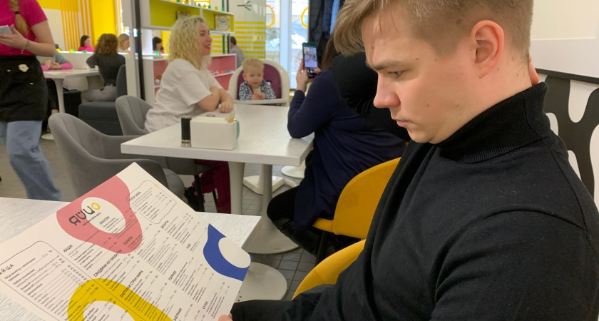 Эта привычка за столом указывает на низкий интеллект