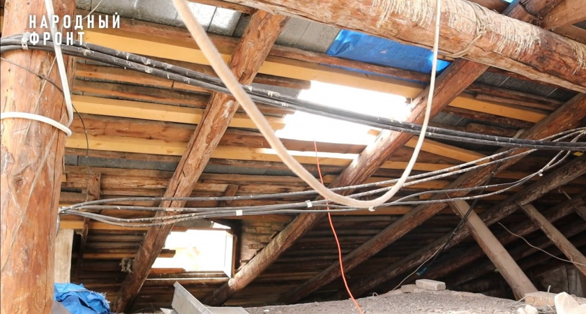 Кировскому пенсионеру-инвалиду пришлось забираться на чердак и латать дыры в крыше