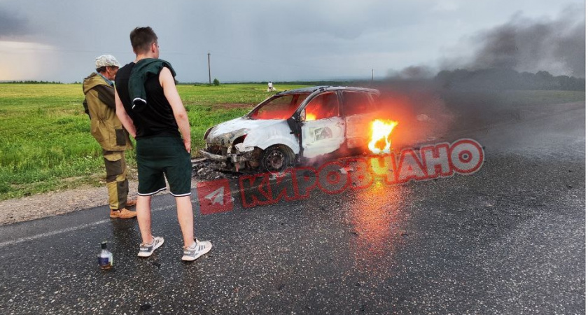 На трассе в Кировской области вспыхнула машина