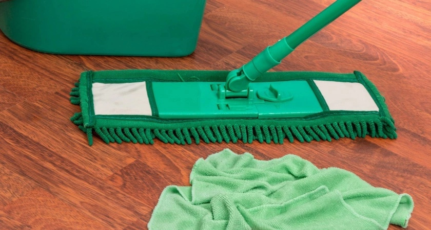 Полы можно не мыть неделями: всего 1 ложка на ведро воды и поверхности сверкают как зеркало