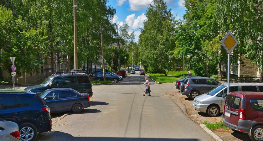 В Кирове из-за ремонта трубопровода перекрыли движение на улице Пятницкой