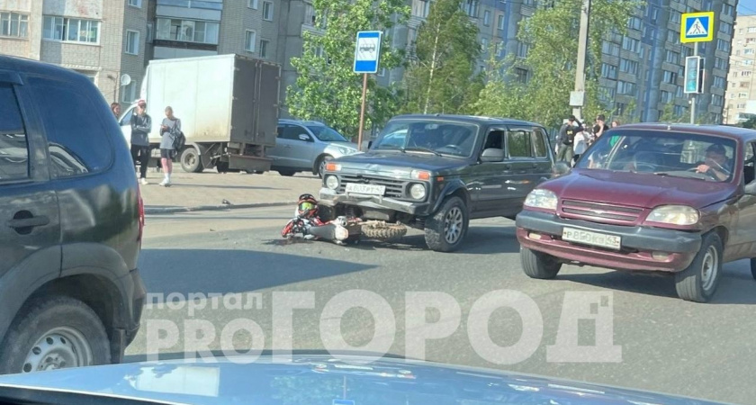 В Кирове на улице Московской мотоциклист столкнулся с "Нивой"