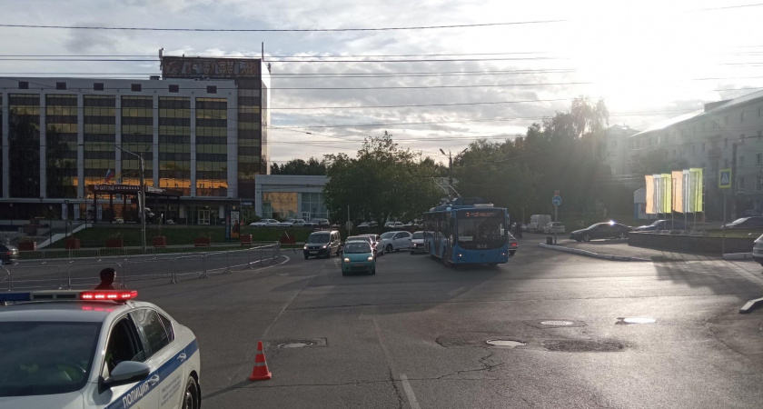 В Кирове 11-летний школьник попал под колеса машины на Октябрьском проспекте