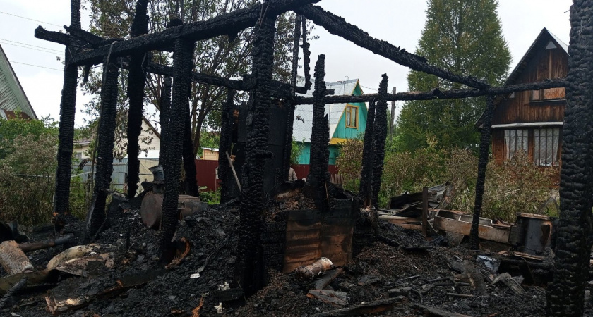 В Кирове серьезный пожар полностью уничтожил дом