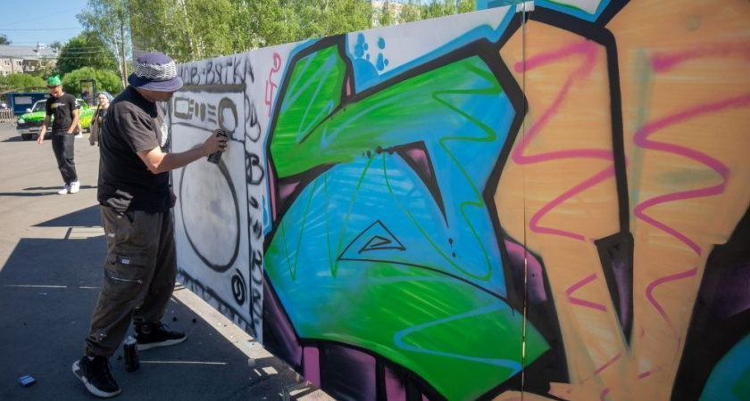 В Кирове появился "расписной" троллейбус и 45-метровое граффити 