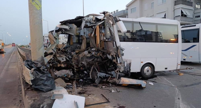 Автобус с российскими туристами влетел в столб в турецкой Анталье