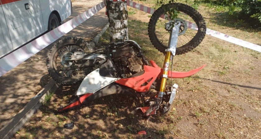 В поселке Свеча мотоциклист въехал в Lada Granta: пострадало два человека 