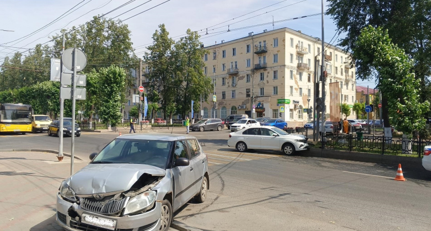 В Кирове на Октябрьском проспекте в аварии пострадал годовалый малыш