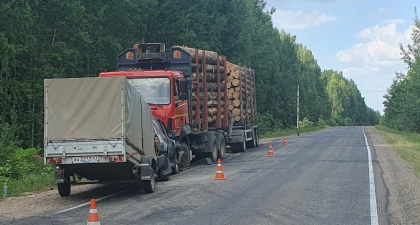 В Кировской области произошло лобовое столкновения внедорожника и лесовоза