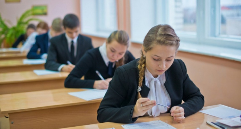 987 одиннадцатиклассников и 730 девятиклассников в Кировской области получили аттестаты с отличием