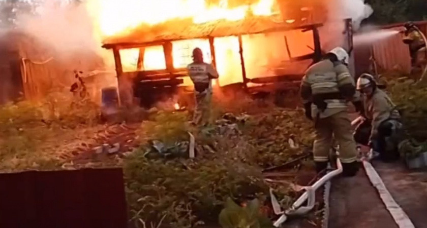 В Кирове разгорелся большой пожар в микрорайоне Коминтерн
