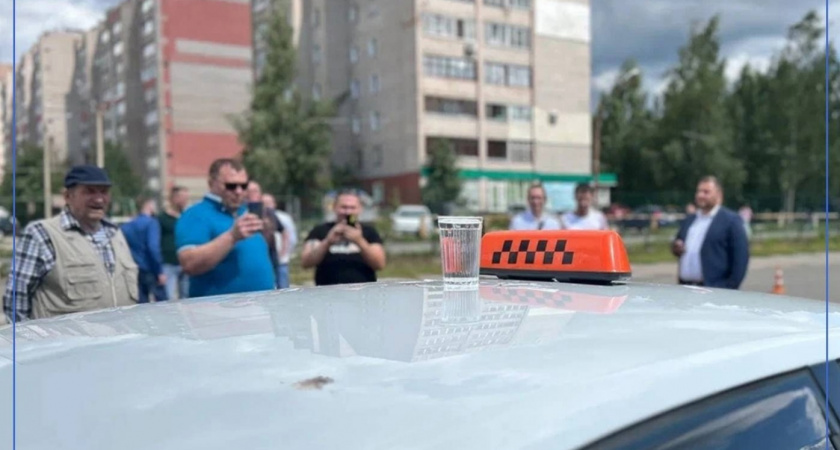 Лучший водитель такси в Кировской области проехал со стаканом воды на крыше