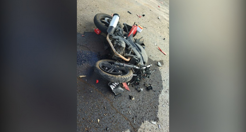 В Кировской области столкнулись мотоцикл и автомобиль Lada Kalina