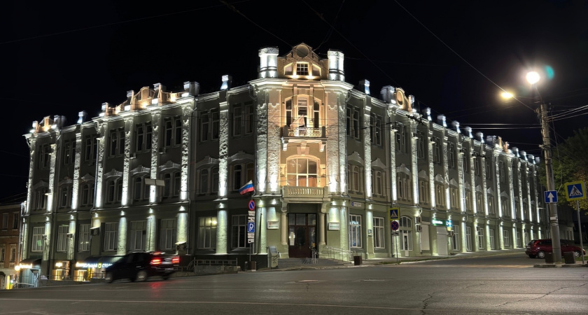 В Кирове украсился подсветкой еще одно здание в центре города