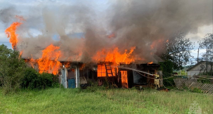 В Суне добровольцы и пожарные тушили трехквартирный деревянный дом