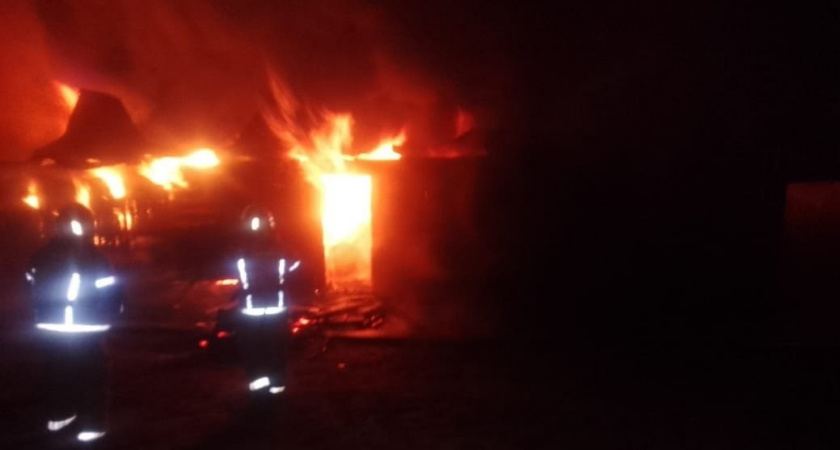 Огонь уничтожил административное здание в районе автозаправки в Верхошижемье
