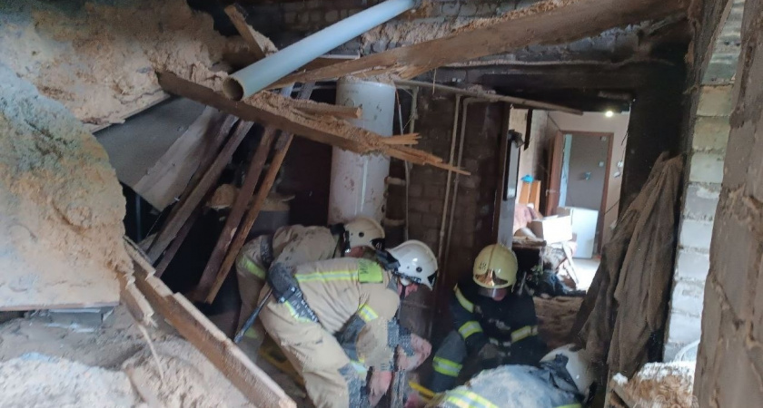 Спасатели вытащили пострадавшего из-под завалов после взрыва в Слободском: видео