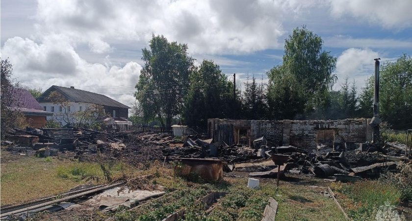 В Слободском районе дотла сгорели два дома и баня