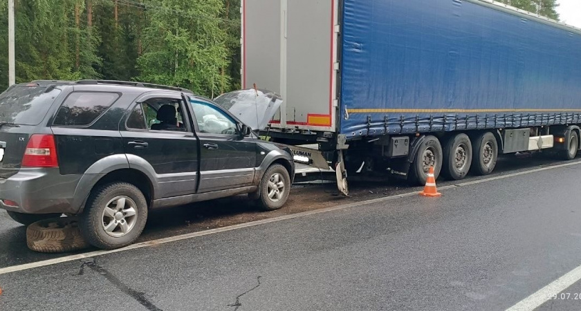 В Кировской области водитель Kia влетел в грузовик: пострадал 7-летний ребенок