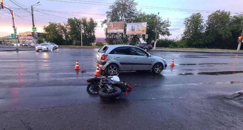 В Кирове парень и девушка на мопеде столкнулись с легковушкой