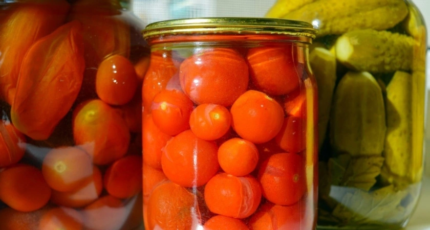 Секретный маринад "3-6-9": огурцы получаются хрустящими, а помидоры просто тают во рту - проверенный рецепт