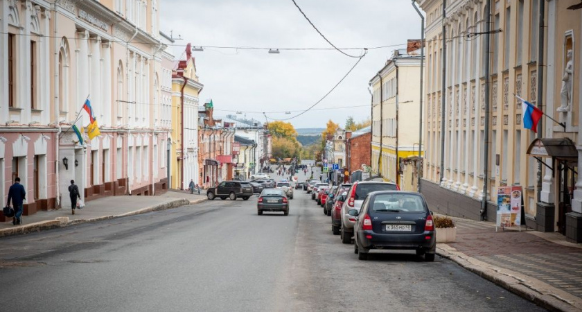 В Кирове на центральных улицах благоустроили 17 тротуаров и подсветят 118 зданий