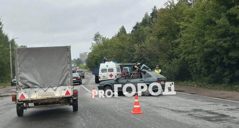 В Кирово-Чепецке КамАЗ снес крышу легковушке: пострадали двое, включая ребенка