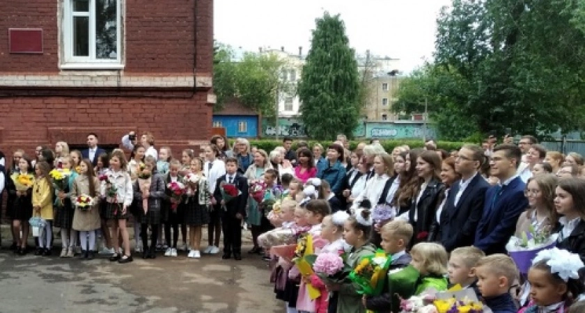 Фото к статье: "Стоять с букетами под проливным дождем?" Линейки хотят отменить из-за страшного прогноза синоптиков на 2 сентября