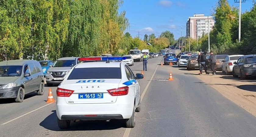 В Кирове на улице Ульяновской произошла тройная авария с участием мотоциклиста