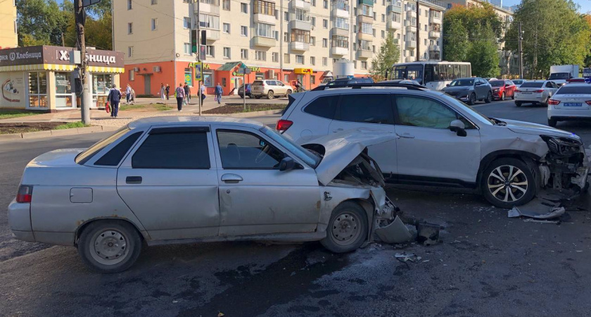 В Кирове на улице Ленина "десятка" въехала в Subaru, есть пострадавший