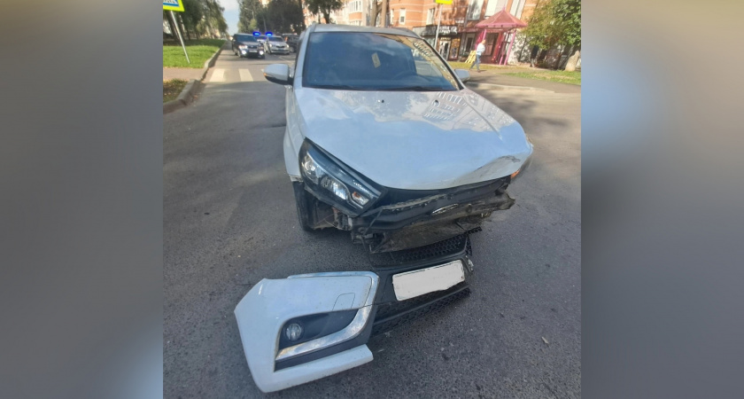 В Кирове на перекрестке столкнулись три отечественных авто, есть пострадавшие