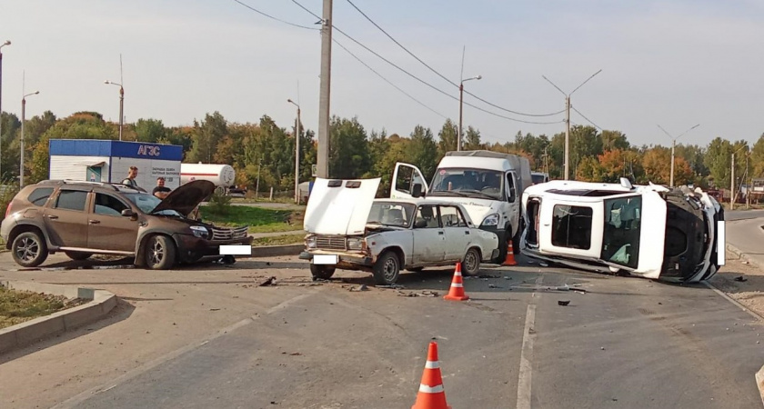 В Кирове произошла массовая авария с участием экскаватора, есть пострадавшие