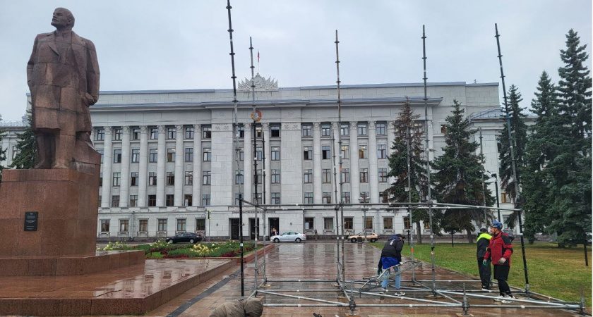 В Кирове возмущенный губернатор приказал пересобрать конструкцию для видеоэкрана