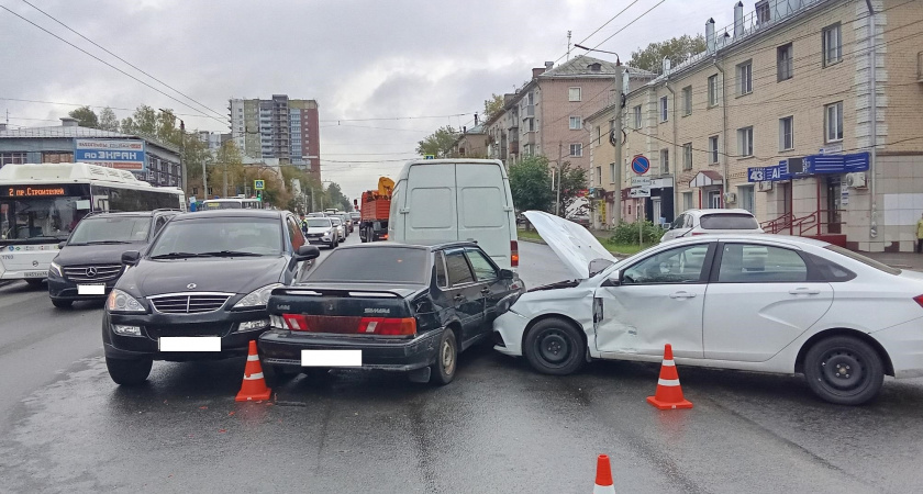 В Кирове на перекрестке улиц Воровского и Сурикова произошла массовая авария