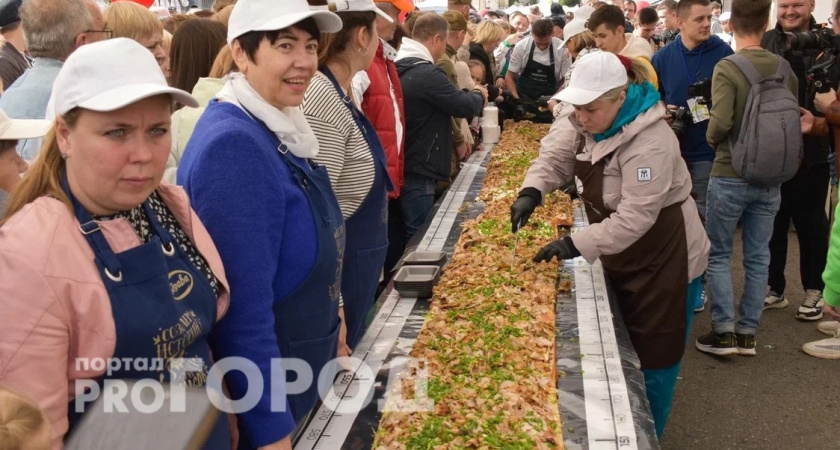 Кировчан накормили 100-килограммовой ватрушкой, гигантским бутербродом и круассаном