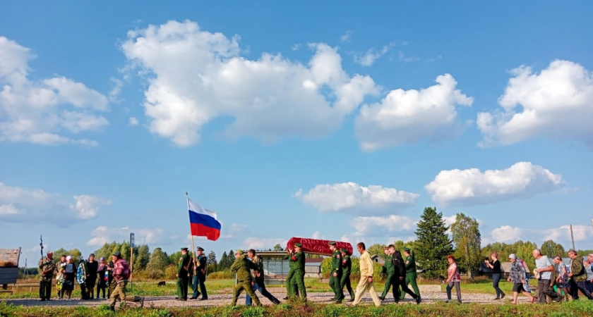 В Малмыжском районе простились с контрактником, погибшим в зоне СВО