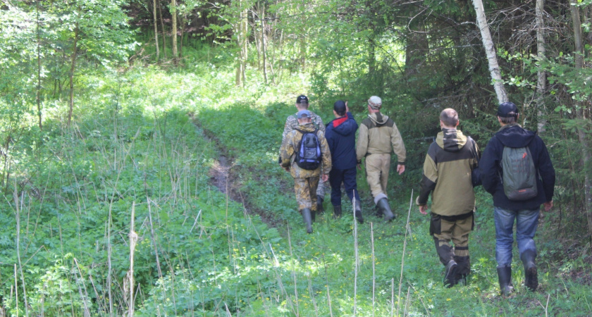 В Кировской области полицейские спасли пенсионерку, ушедшую за ягодами в лес
