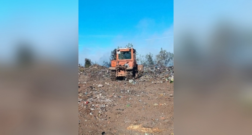 В поселке Лебяжье местные власти четыре дня тушат горящую свалку своими силами