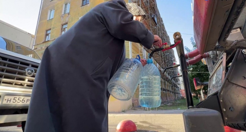 В Кирове дома на Октябрьском проспекте лишились воды из-за прорывов трубопровода