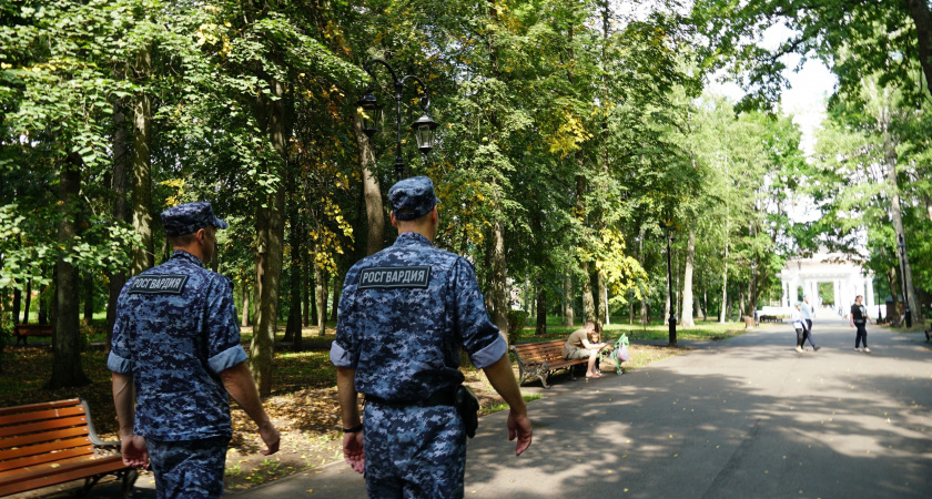 В Кирове росгвардейцы дважды за один час ловили хулиганов, бьющих окна в зданиях