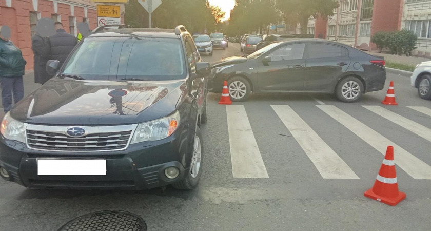 В Кирове на улице Труда столкнулись три иномарки, есть пострадавший