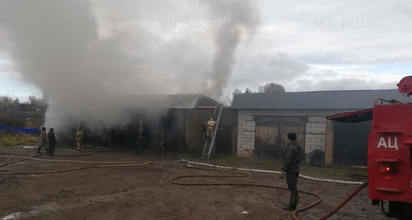 В Афанасьевском районе вспыхнул автосервис с несколькими машинами внутри