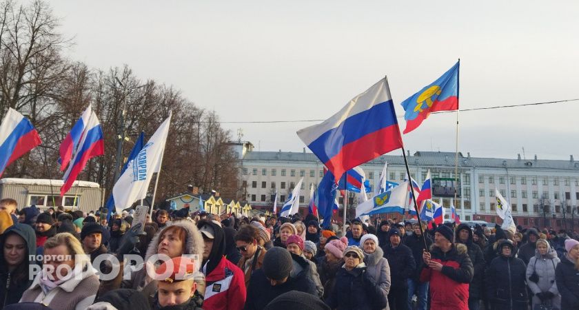 Самый большой флаг России развернут на Театральной площади в Кирове 