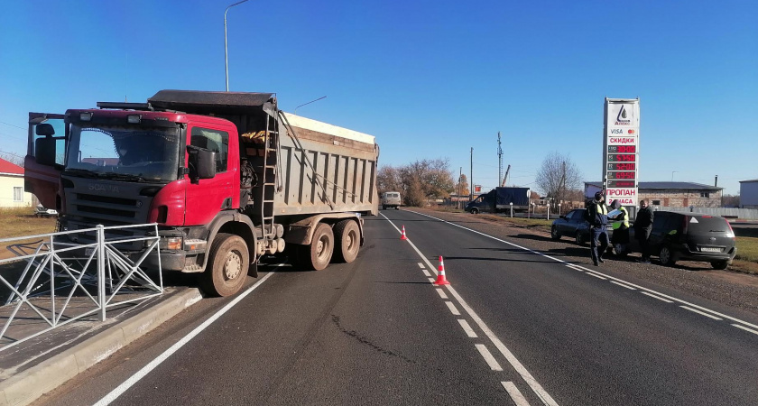 В Слободском районе водитель самосвала сбил велосипедиста и въехал в ограждение