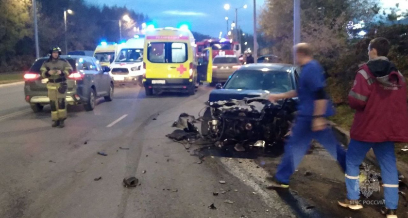 В ДТП на Солнечной в Кирове спасатели извлекали зажатого в салоне человека 