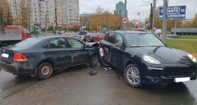 В Кирове на улице Московской столкнулись Porsche и Volkswagen: есть пострадавший