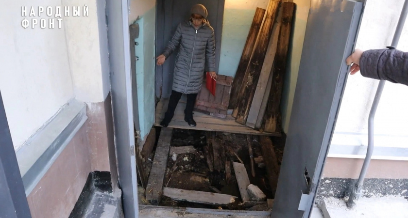 Десятки жителей Кирова прыгают через фекальные лужи в попытке добраться до дома 