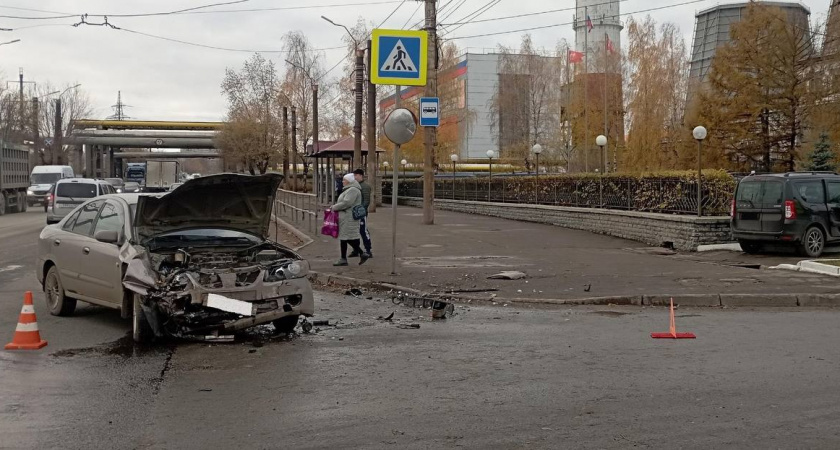 В Кирове на улице Луганской столкнулись Lada и Nissan: три человека пострадали