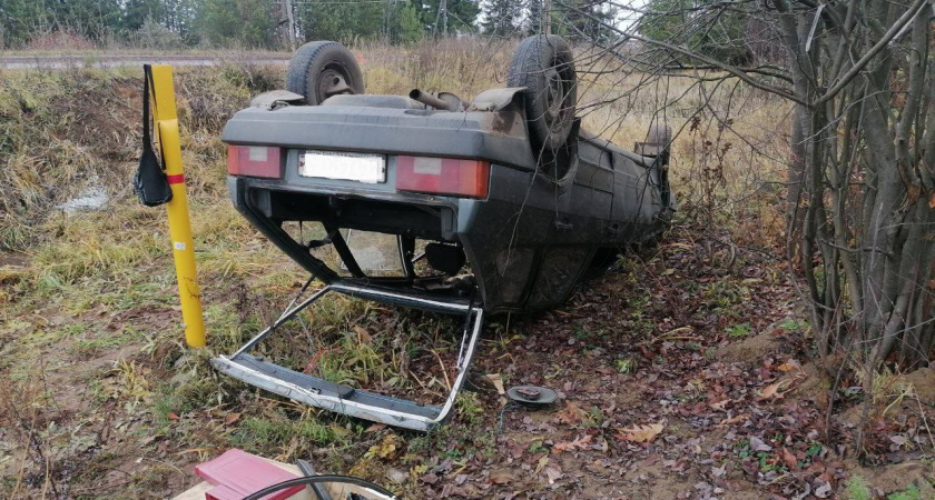 В Белой Холунице "девятка" вылетела в кювет и опрокинулась: водитель травмирован